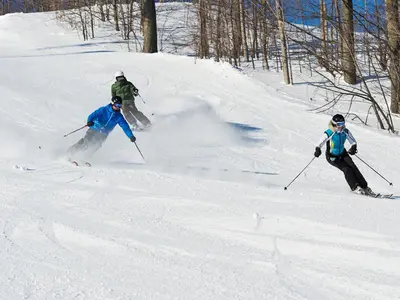 Skifahrer auf einer Piste im Skigebiet Blue Mountain © bluemountain.ca