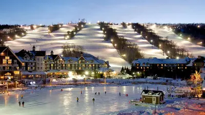 Blue Mountain Village, mit Blick auf den Mill Pond und Pisten des Blue Mountain Skigebiet