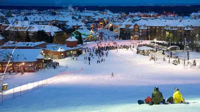 Beleuchtete Piste im Blue Mountain Skigebiet mit Blick in Richtung Blue Mountain Village