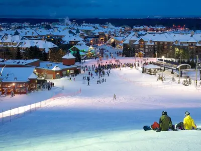 Beleuchtete Piste im Blue Mountain Skigebiet mit Blick in Richtung Blue Mountain Village © bluemountain.ca