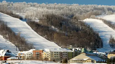 Blue Mountain Village, im Hintergrund Pisten des Blue Mountain Skigebiet