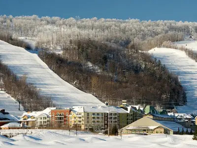 Blue Mountain Village, im Hintergrund Pisten des Blue Mountain Skigebiet