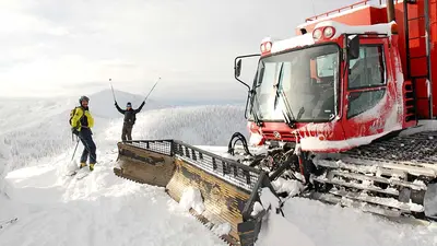 Skifahrer beim Catskiing im Red Mountain Resort