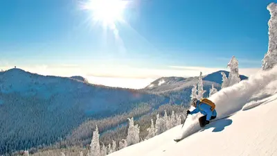 Skifahrer bei der Abfahrt im Red Mountain Resort