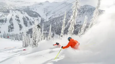 Skifahrer beim Powdern im Whitewater Ski Resort
