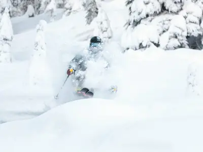 Tiefschneeabfahrt im Whitewater Ski Resort © Whitewater Ski Resort