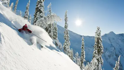 Tiefschneefahrer im Whitewater Ski Resort