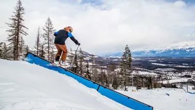 Freestyler auf einem Hindernis im Snowpark Kimberley