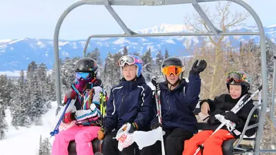 Kinder auf dem Sessellift