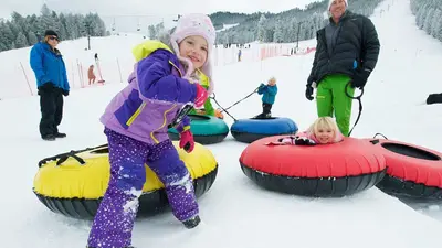 Spaß für alle auf der Tubing Bahn
