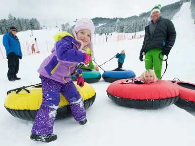 Spaß für alle auf der Tubing Bahn © Snow King Mountain