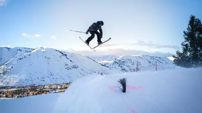 Jump mit den Skiern im Terrain park