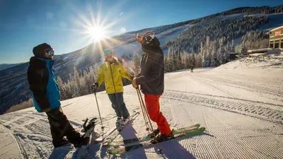 Snowboarder und Skifahrer am Aspen Mountain