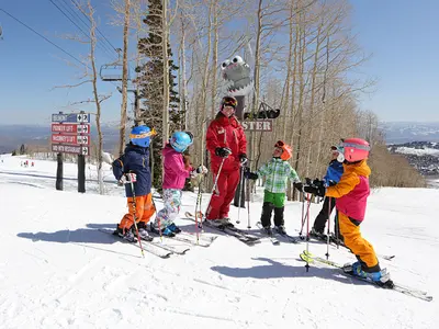 Kinder mit dem Skilehrer in Park City © Vail Resorts