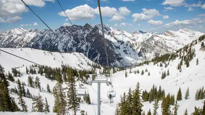 Sessellift im Skigebiet