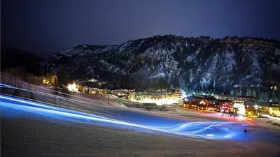 Blick ins Tal bei Nacht