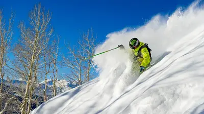 Skifahrer bei einer Tiefschneeabfahrt in einer Bowl am Vail Mountain