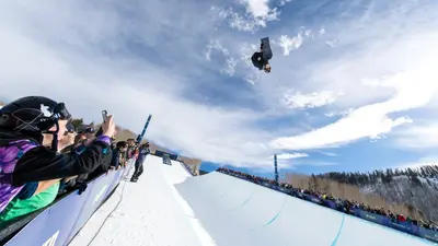 Snowboarder beim Sprung in der Halfpipe von Vail Mountain