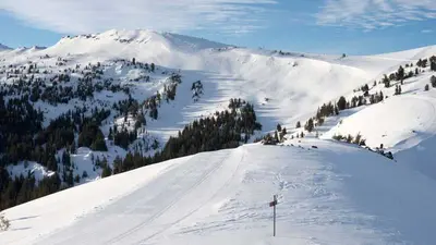 Breite Pisten im Skigebiet