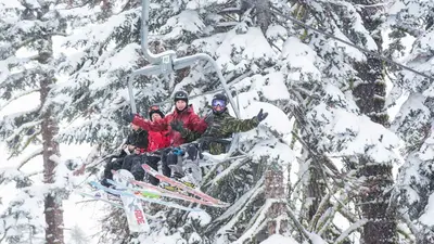 Aufstieg mit dem Sessellift im Skigebiet Sierra-at-Tahoe