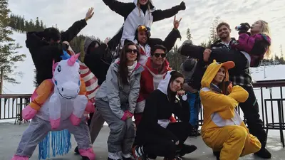 Verkleidete Skifahrer in Sierra-at-Tahoe