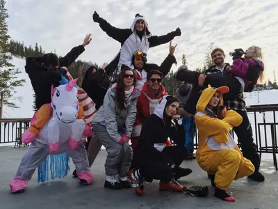 Verkleidete Skifahrer in Sierra-at-Tahoe © Sierra at Tahoe