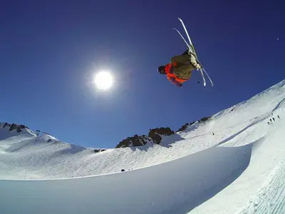 Jump in der Pipe © Squaw Valley Alpine Meadows, Matt Palmer
