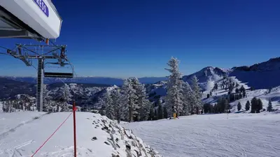 Blick auf die umliegenden Berge von Squaw Valley