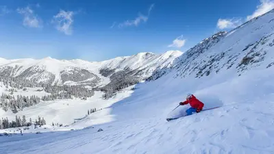 Skifahrer auf der Piste in Arapahoe Basin