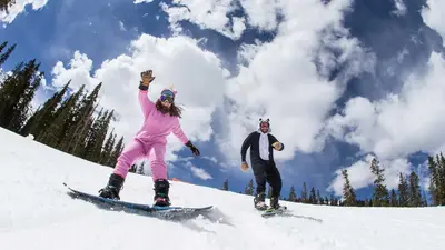 Abfahrt in Arapahoe in verrückten Kostümen