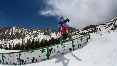 Ski und Snowboard im Terrain Park
