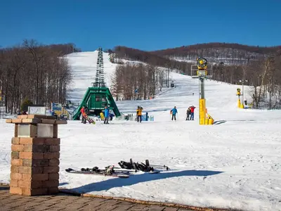 Aufstieg mit dem Sessellift © Whitetail Resort