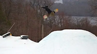 Snowboard - Jump im Terrain Park