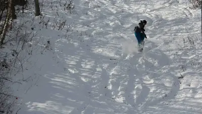 Snowboarder im Tiefschnee