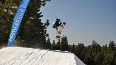 Jump mit dem Board in Dodge Ridge