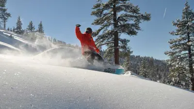 Abfahrt mit dem Snowboard