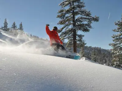 Abfahrt mit dem Snowboard © Dodge Ridge