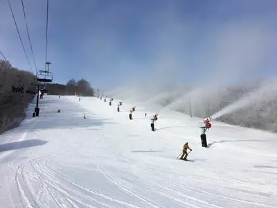 Schneemaschinen auf den Pisten © Bristol Mountain Resort