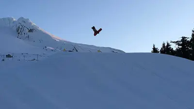Jump mit dem Snowboard