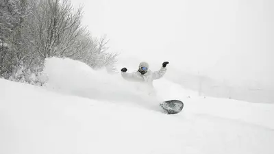 Tiefschneespaß auf der Piste