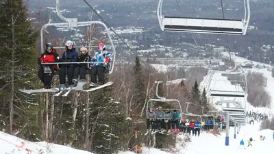 Aufstieg mit dem Sessellift im Skigebiet Sugarloaf