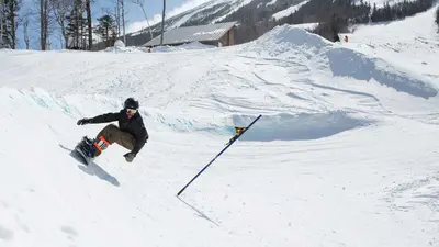 Bank Slalom mit dem Snowboard