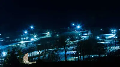 Nachtskilauf im Skigebiet