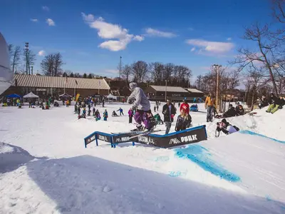 Übungen im Snowpark © Montage Mountain