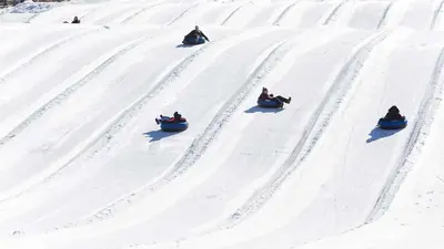 Spaß auf der Snowtubing Bahn
