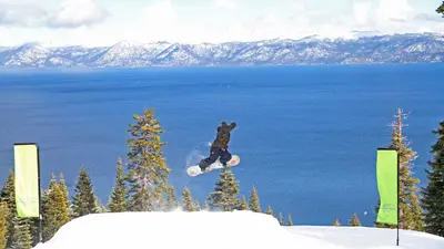 Sprung mit dem Snowboard