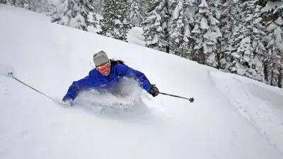 Abfahrt im Tiefschnee