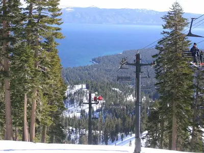 Aufstieg mit dem Sessellift © Homewood Mountain Resort