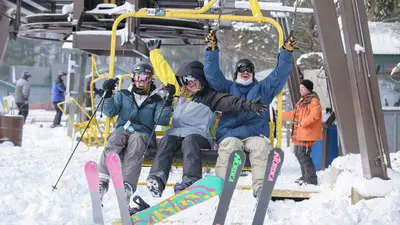 Skifahrer im Sessellift von Ski Sundown