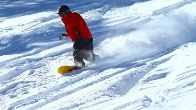 Tiefschneeabfahrt in China Peak